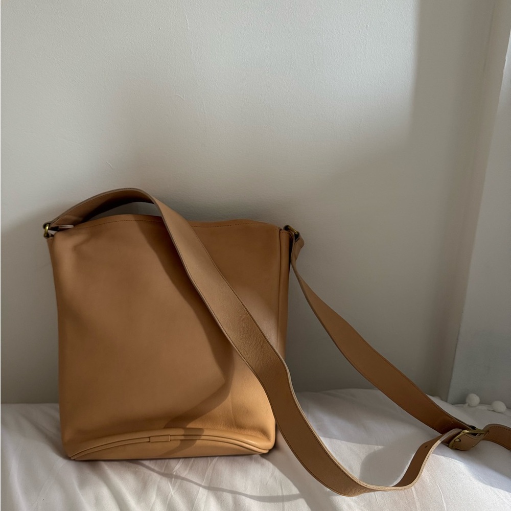 COACH - Vintage Elegant Tan Leather Crossbody Bucket Bag